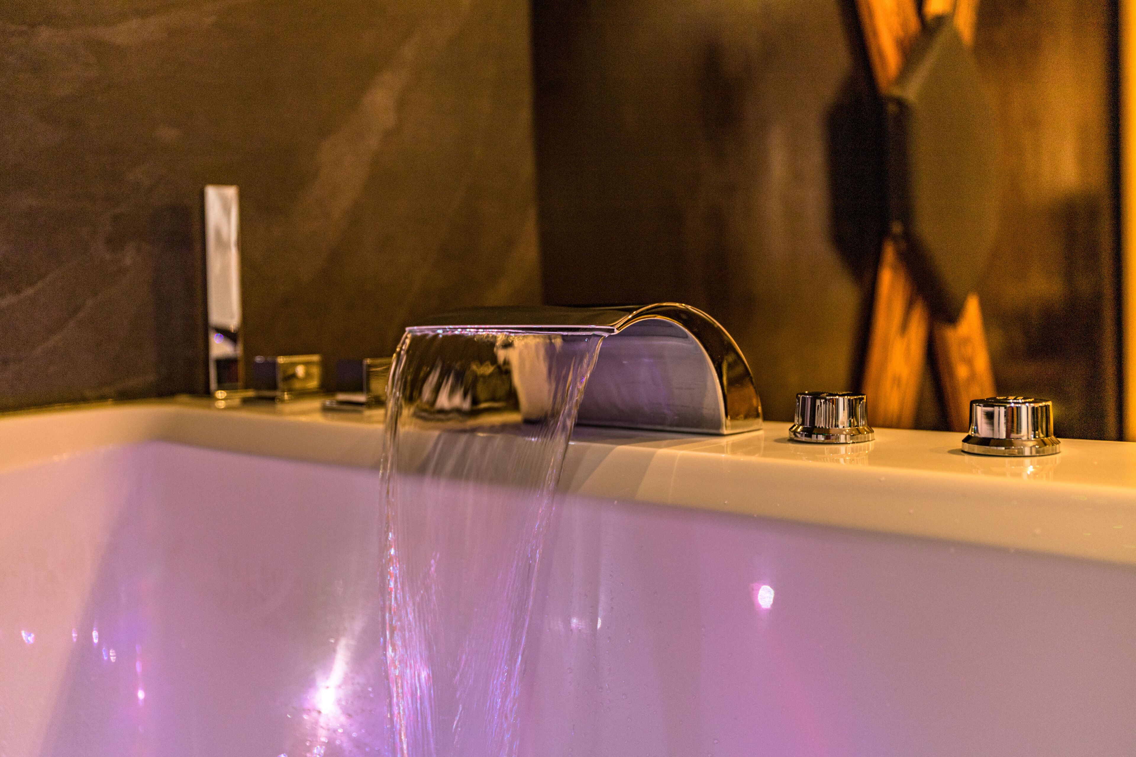 Baignoire à jets, sèche-cheveux, serviettes fournies, savon