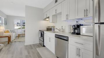 KylskÄp, mikrovÄgsugn, ugn och spishÀll