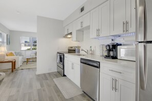 Kylskåp, mikrovågsugn, ugn och spishäll