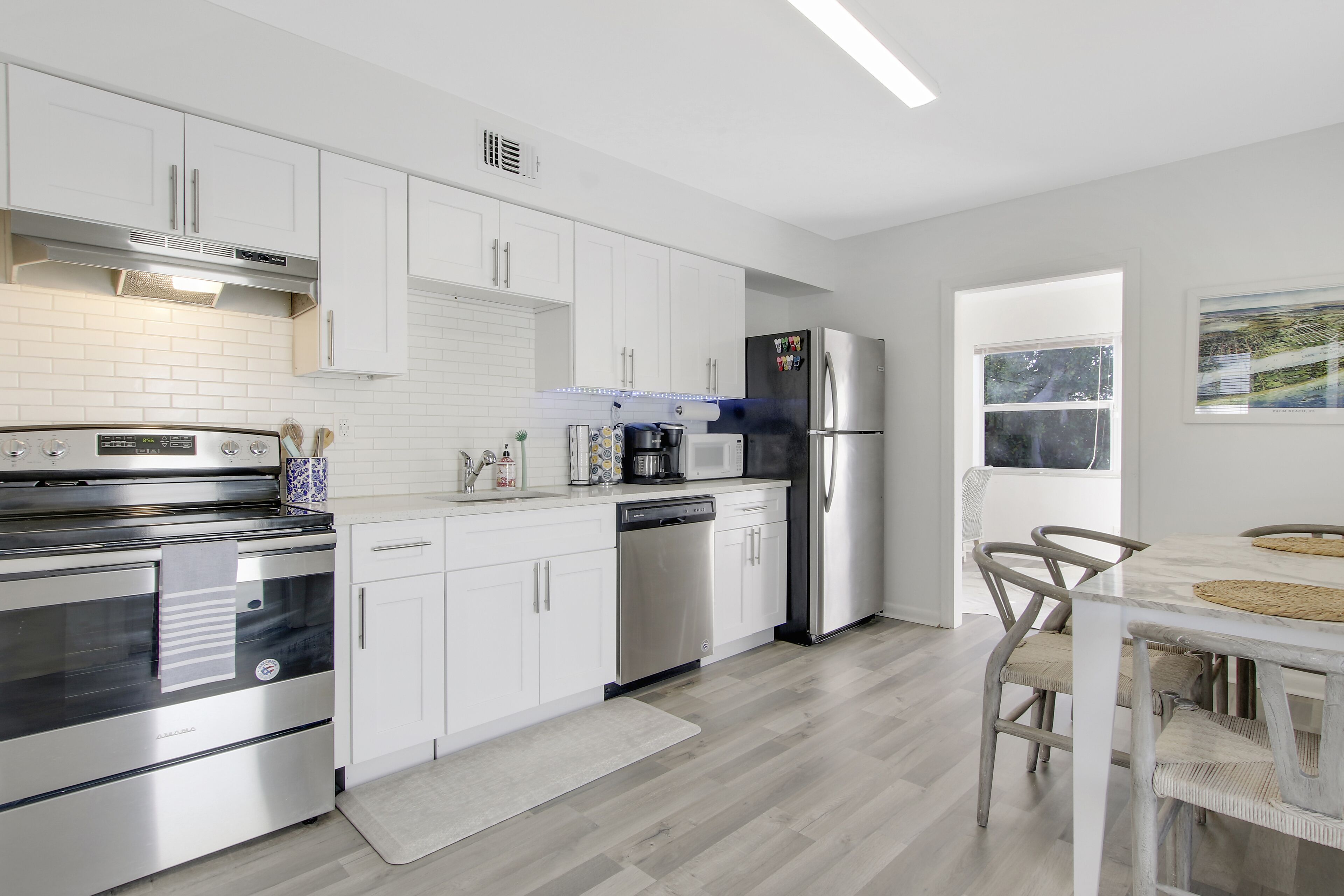 Geladeira, micro-ondas, fogão, cooktop