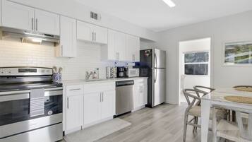 KylskÄp, mikrovÄgsugn, ugn och spishÀll