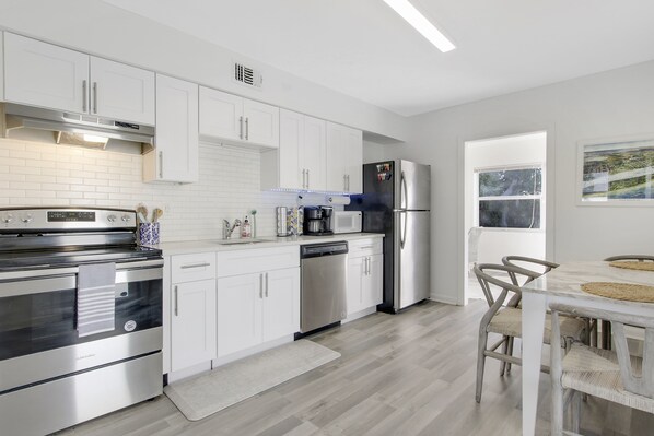 Kylskåp, mikrovågsugn, ugn och spishäll