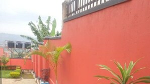 House, Multiple Beds | Garden - Captivating 4-bed House in Kampala (Kampala)
