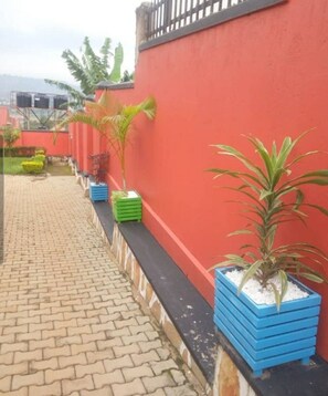 House, Multiple Beds | Garden - Captivating 4-bed House in Kampala (Kampala)