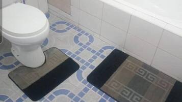 House, Multiple Beds | Bathroom | Combined shower/bathtub, deep-soaking bathtub, towels, shampoo