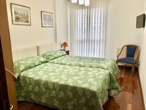 2 slaapkamers, een strijkplank/strijkijzer, reisbedje, gratis wifi