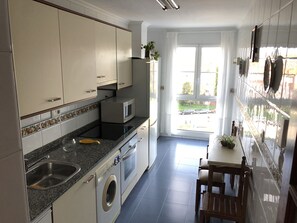 Fridge, microwave, oven, stovetop - Apartment with garage in Avilés (Avilés)
