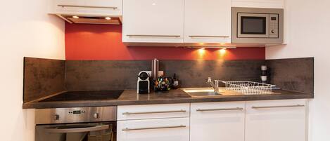 Frigorífico, microondas, horno y lavavajillas