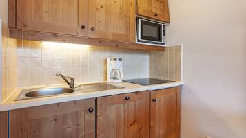 Geladeira, micro-ondas, lava-louças, cafeteira/chaleira