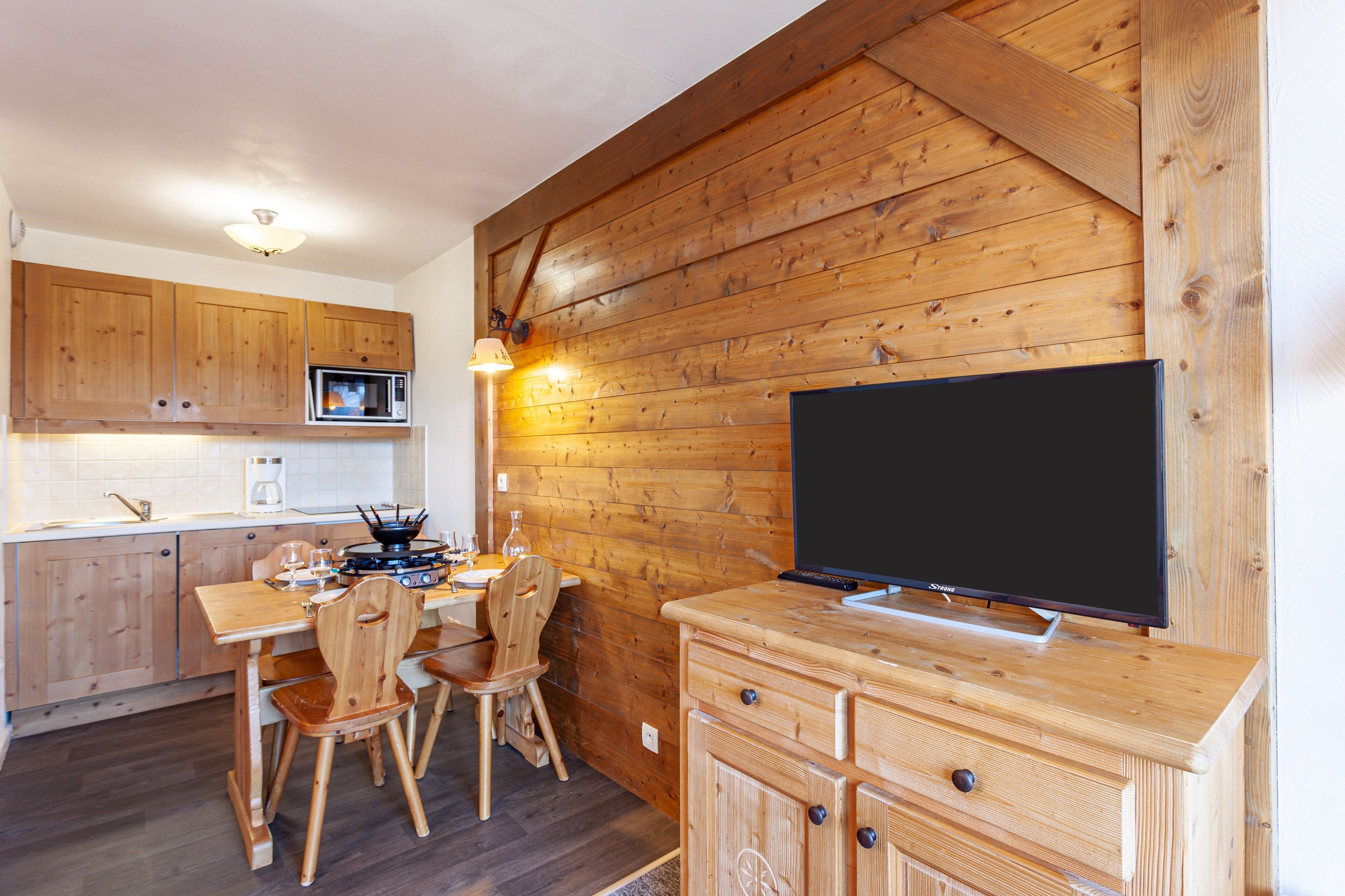 Kylskåp, mikrovågsugn, diskmaskin och kaffe- och tebryggare