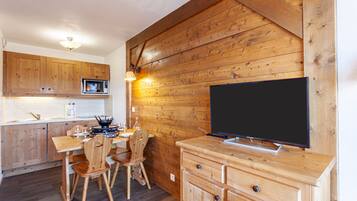 Kylskåp, mikrovågsugn, diskmaskin och kaffe- och tebryggare