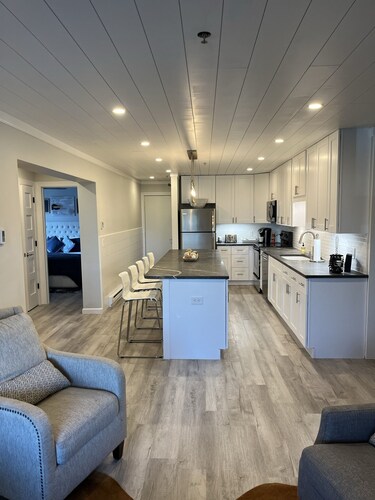 Newly renovated 4BR & 3BR condo walk to slopes