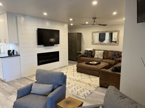 TV, fireplace