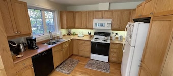 Chickadee Cottage/ Footsteps from Acadia National Park and downtown Bar Harbor!