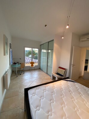 4 bedrooms, desk, iron/ironing board, free WiFi