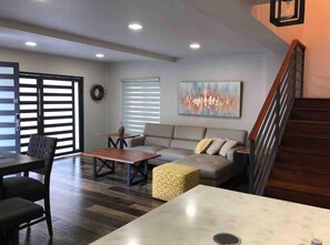 TV - Vallée Cachée - Poui 3br with Roof Terrace & Pool (Port of Spain)