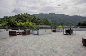 Outdoor dining - Vallée Cachée - Poui 3br with Roof Terrace & Pool (Port of Spain)