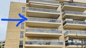 Um edifício com vários andares e varandas em cada pavimento.