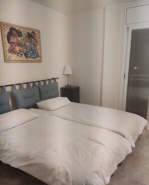 2 slaapkamers, een bureau, een strijkplank/strijkijzer, reisbedje