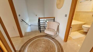 Huis | Badkamer | Een aparte badkuip en douche, een diep bad, een haardroger, handdoeken