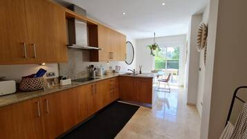 Huis | Privékeuken | Een koelkast, een magnetron, een oven, een kookplaat