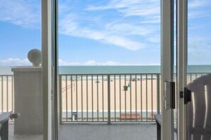 Varanda com vista para uma praia e o mar.