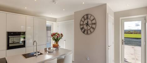 ハイチェア、冷凍庫