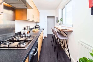 Refrigerador, horno, parrilla de estufa y tostadora