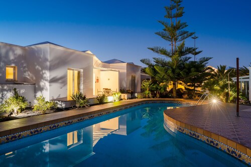 Luxurious B2 in a small complex with communal heated pool 100m from the sea