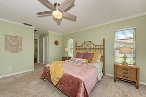 3 Schlafzimmer, Schreibtisch, Bügeleisen/Bügelbrett, Reisekinderbett