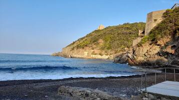 Una spiaggia nelle vicinanze, lettini da mare