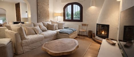 Téléviseur connecté, foyer, livres, chaßne audio