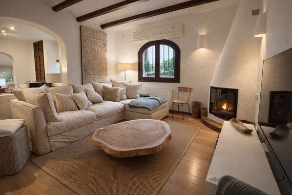 Smart TV, chimenea, libros y estéreo 