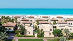 A resort with multiple villas, a beach, and a clear view of the ocean. - Club Privé by Rixos Saadiyat Island (Abu Dhabi)