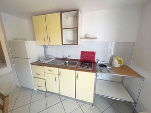 Fridge, stovetop, coffee/tea maker, toaster - Holiday apartment with pool and balcony (Jadranovo)