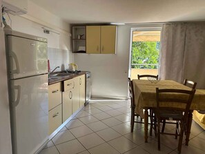 Fridge, stovetop, coffee/tea maker, toaster