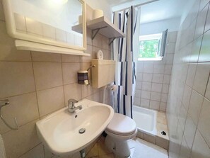 Shower - Holiday apartment with pool and balcony (Jadranovo)