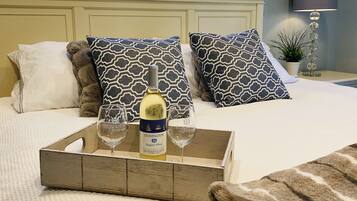 3 habitaciones, escritorio y tabla de planchar con plancha