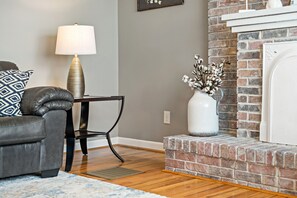 Smart TV, DVD player, foosball, books - Three Mile Mountain House - Blue Ridge Parkway near Linville Falls (Newland)