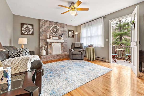 Smart TV, DVD player, pebolim, livros