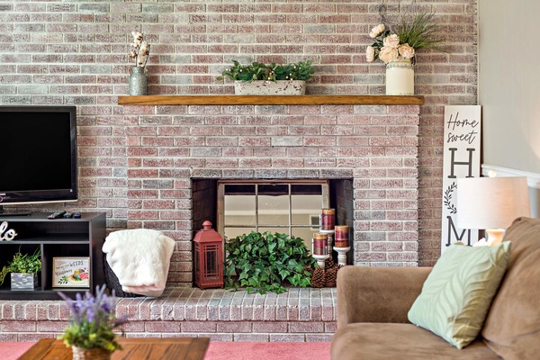 Televisor intel·ligent, reproductor de DVD, futbolí i llibres