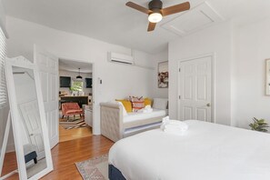 1 slaapkamer, een strijkplank/strijkijzer, reisbedje, wifi