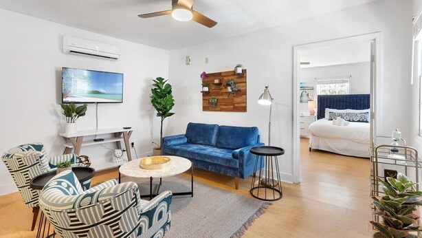 Room - Heart of Downtown - 1 Bedroom Suite w/ Parking! (Charleston)