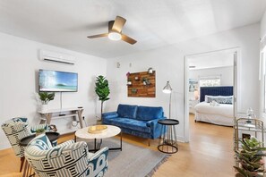 1 bedroom, iron/ironing board, travel cot, WiFi - Heart of Downtown - 1 Bedroom Suite w/ Parking! (Charleston)