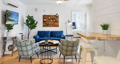 Heart of Downtown - 1 Bedroom Suite w/ Parking!