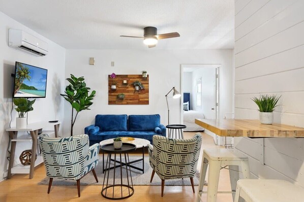 TV, offices - Heart of Downtown - 1 Bedroom Suite w/ Parking! (Charleston)