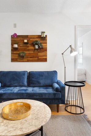 TV, offices - Heart of Downtown - 1 Bedroom Suite w/ Parking! (Charleston)