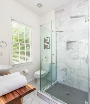 Shower, hair dryer, towels, shampoo - Downtown Charmer! 3BD/3BA - 2 Blocks to King (Charleston)