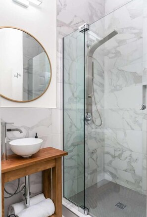 Bañera, secador de pelo, toallas, shampoo