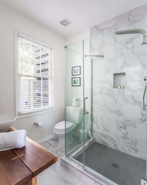 Bathtub, hair dryer, towels, shampoo - 6BD/6BA Downtown Home - 2 Blocks from King St! (Charleston)